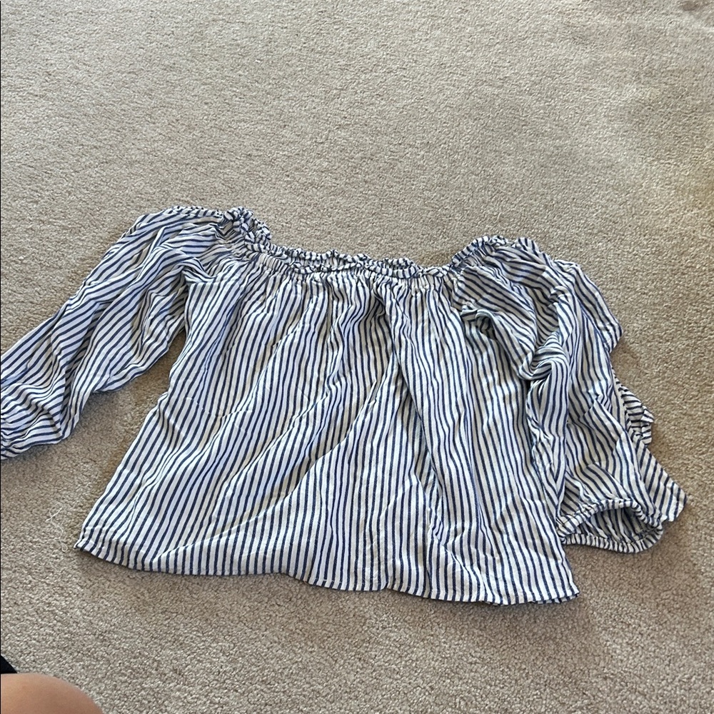 Arizona Jean co size xs quarter sleeve off the shoulder blouse
